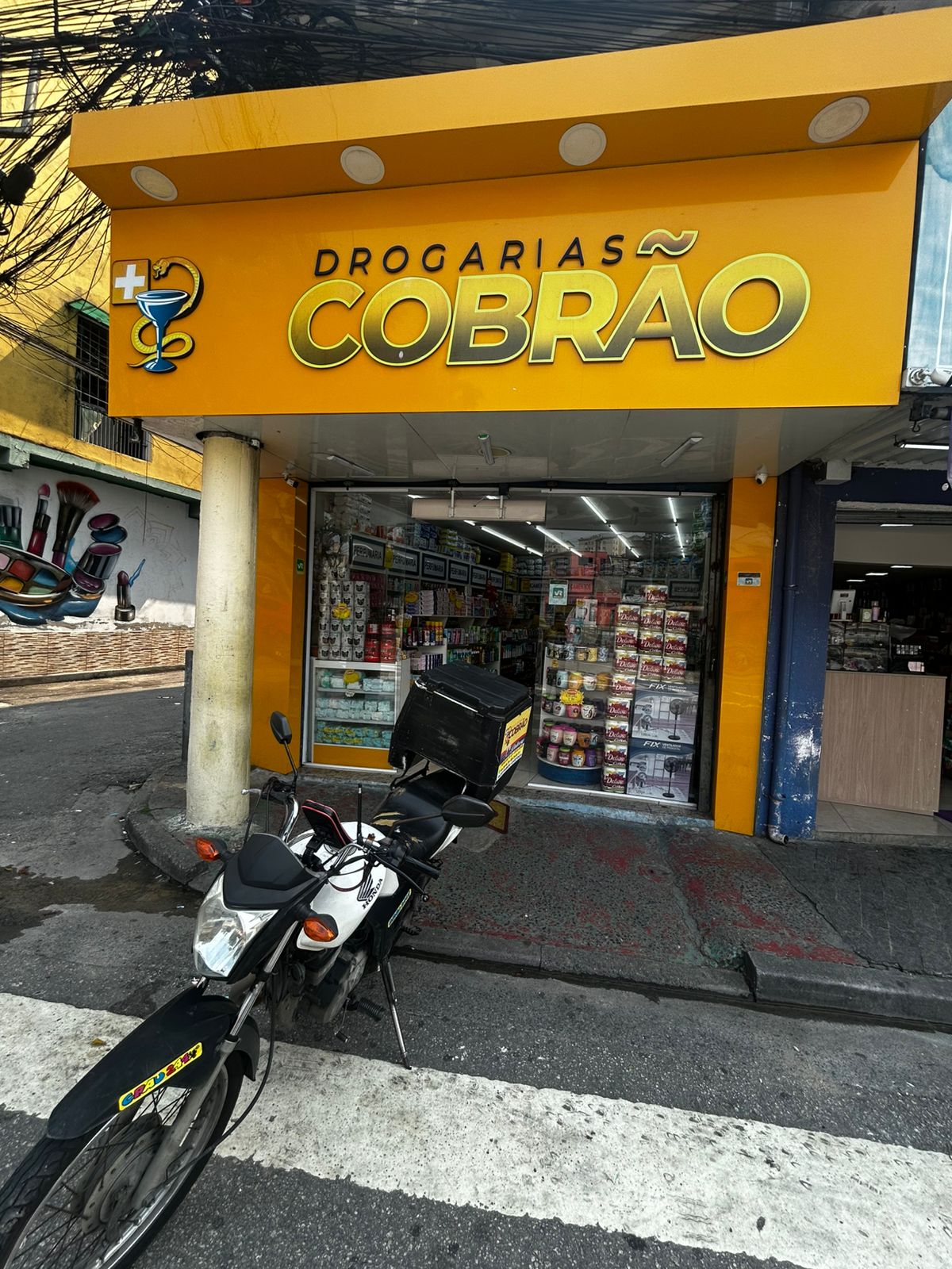 Farmacêutica atendendo cliente com atenção e cuidado