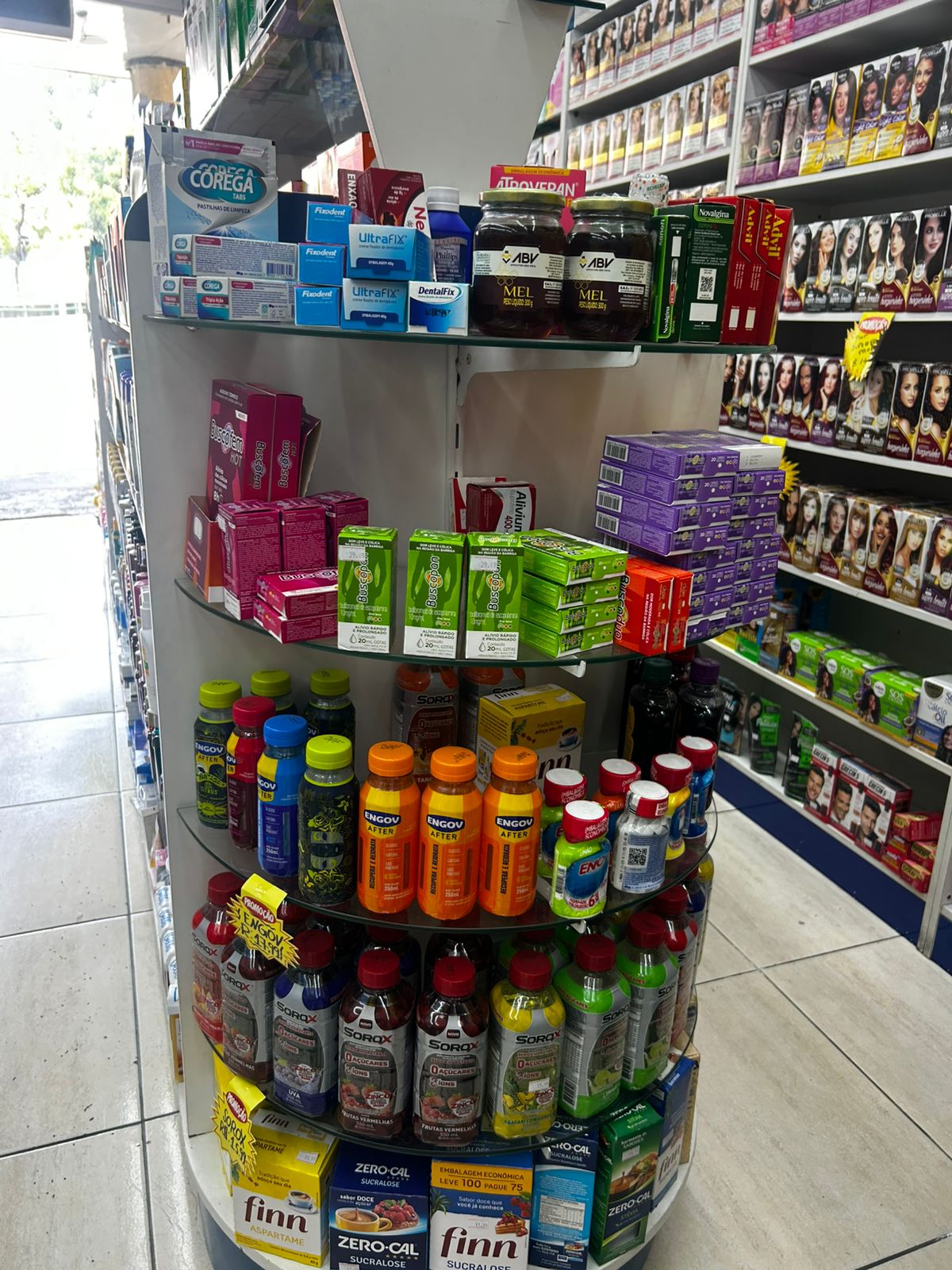 Corredor com ampla variedade de produtos de saúde e bem-estar